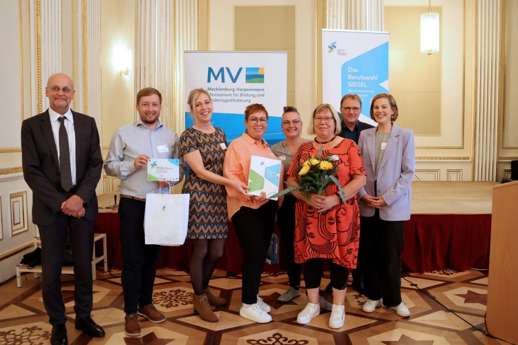 Auszeichnung Berufswahl-Siegel MV 2024 im goldenen Saal Auszeichnung Berufswahl-Siegel MV 2024 im goldenen Saal