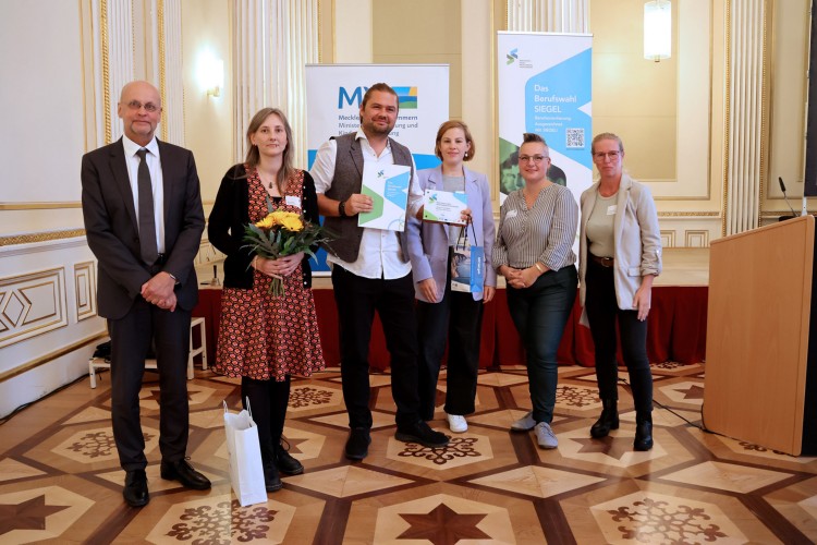 Auszeichnung Berufswahl-Siegel MV 2024 im goldenen Saal Auszeichnung Berufswahl-Siegel MV 2024 im goldenen Saal