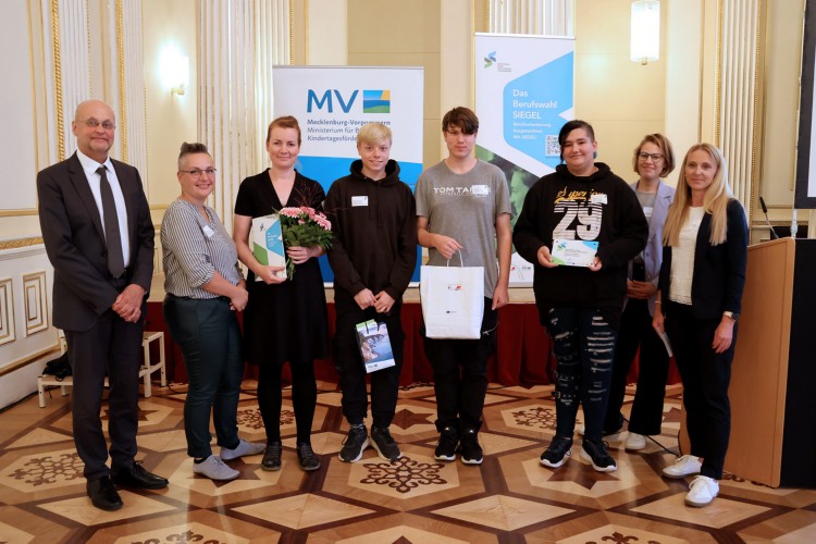 Auszeichnung Berufswahl-Siegel MV 2024 im goldenen Saal Auszeichnung Berufswahl-Siegel MV 2024 im goldenen Saal