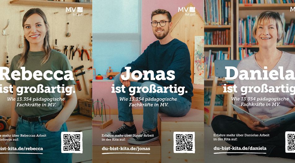 Werbekampagne mit drei Porträts. Links: Rebecca, eine junge Frau mit langen blonden Haaren und grünem Shirt, steht in einer Werkstatt. Mittig: Jonas, ein junger Mann mit Brille und Bart, sitzt in einer Kita mit Spielzeug. Rechts: Daniela, eine ältere Frau mit kurzem Haar, sitzt vor einem Bücherregal mit einem aufgeschlagenen Buch. Alle drei lächeln. Groß in Weiß: „[Name] ist großartig. Wie 13.354 pädagogische Fachkräfte in MV.“ Darunter je ein QR-Code und ein Link zur Website „du-bist-kita.de/[Name]“.