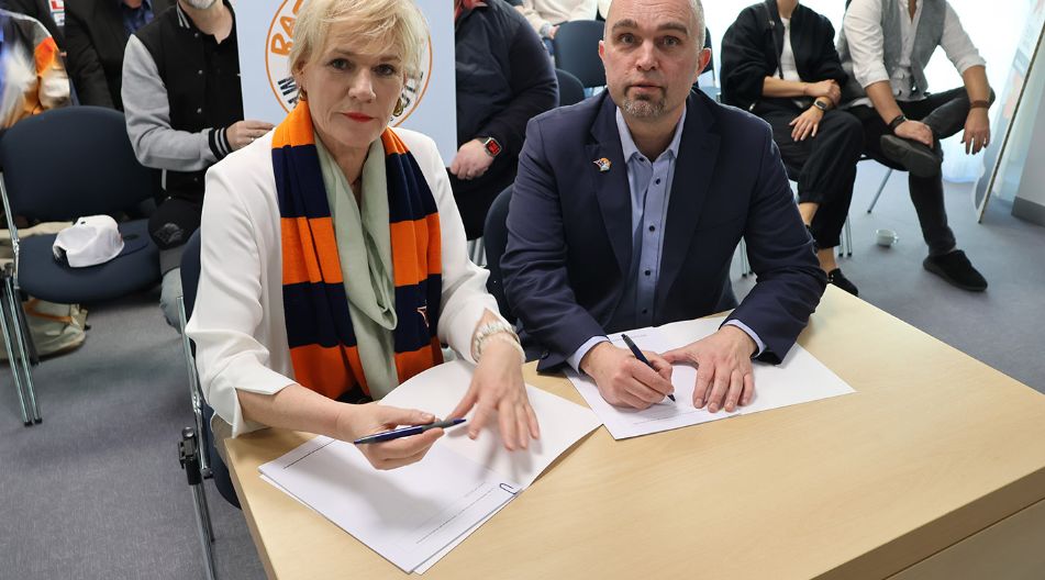 Bildungsministerin Simone Oldenburg und André Jürgens, Vorstandsvorsitzender des Vereins Basketball macht Schule, unterzeichneten am Rande eines Spiel eine Kooperationsinitiative.