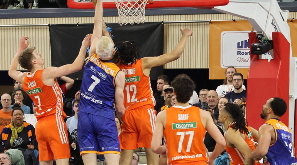Eine Szene aus dem Bundesliga-Basketballspiel zwischen den Rostock Seawolves und Ratiopharm Ulm.
