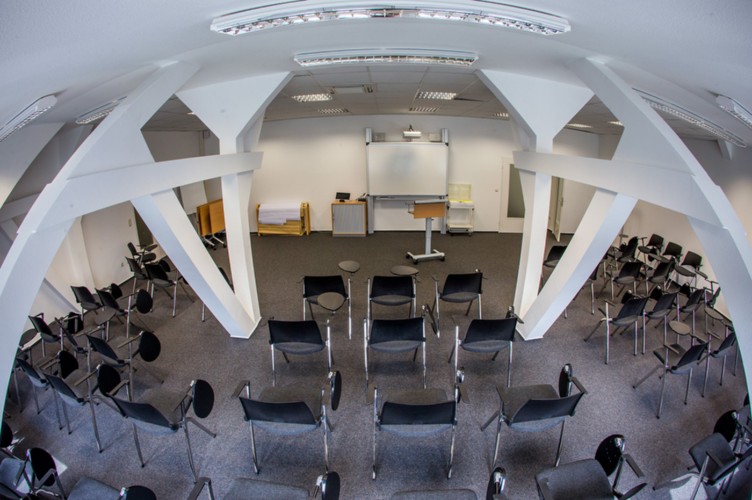 Fortbildung, Tagung oder Diskussionsrunde: Die Räumlichkeiten im IQ M-V können flexibel gestaltet werden. Fortbildung, Tagung oder Diskussionsrunde: Die Räumlichkeiten im IQ M-V können flexibel gestaltet werden.