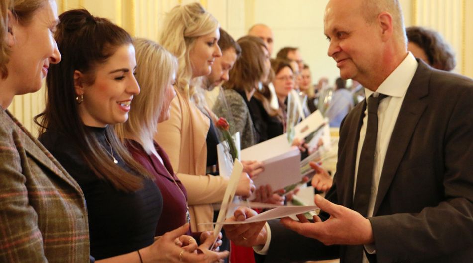 Erfolgreicher Abschluss: Dr. Uwe Viole, Leiter der Abteilung "Lehrkräftebildung und Digitalisierung", überreicht Zeugnisse an Referendarinnen und Referendare. Erfolgreicher Abschluss: Dr. Uwe Viole, Leiter der Abteilung "Lehrkräftebildung und Digitalisierung", überreicht Zeugnisse an Referendarinnen und Referendare.