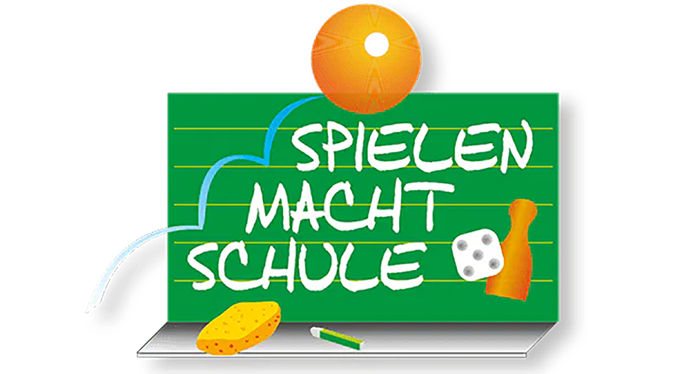 Logo mit der Aufschrift „Spielen macht Schule“ auf einer grünen Tafel, ergänzt durch Spiel- und Schulmotive.