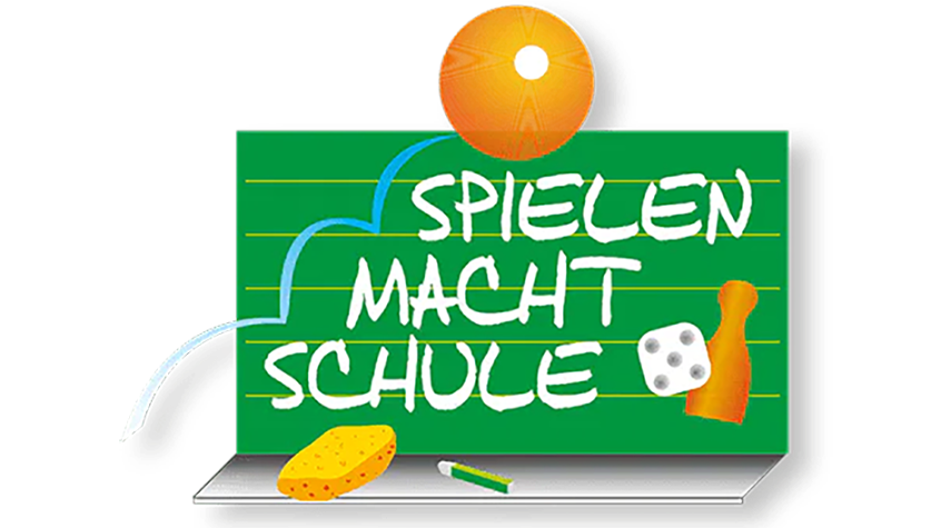 Logo mit der Aufschrift „Spielen macht Schule“ auf einer grünen Tafel, ergänzt durch Spiel- und Schulmotive.