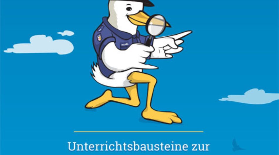 Ein illustriertes Bild zeigt eine Ente in Polizeiuniform, die mit einer Lupe schaut und mit dem Finger zeigt. Der Hintergrund ist blau mit Wolken. Darunter steht der Text: „Unterrichtsbausteine zur Gewalt- und Kriminalprävention“. Ein illustriertes Bild zeigt eine Ente in Polizeiuniform, die mit einer Lupe schaut und mit dem Finger zeigt. Der Hintergrund ist blau mit Wolken. Darunter steht der Text: „Unterrichtsbausteine zur Gewalt- und Kriminalprävention“.