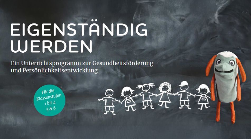 Tafelhintergrund mit Text „Eigenständig werden“, darunter Infos zu einem Schulprogramm; daneben gezeichnete Kinder und eine Handpuppe.