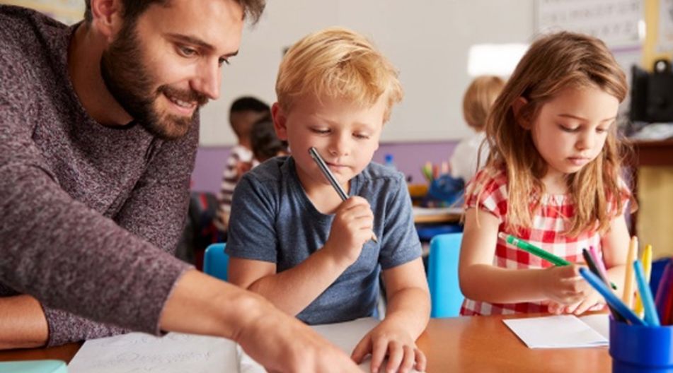 Grundschullehrer mit Kindern